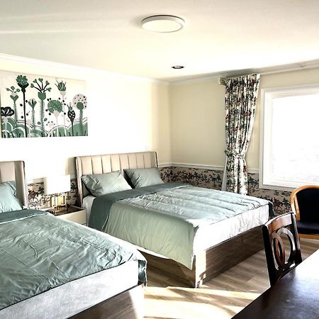 Master Bedroom With Two Queen Sized Bed Richmond Exteriör bild