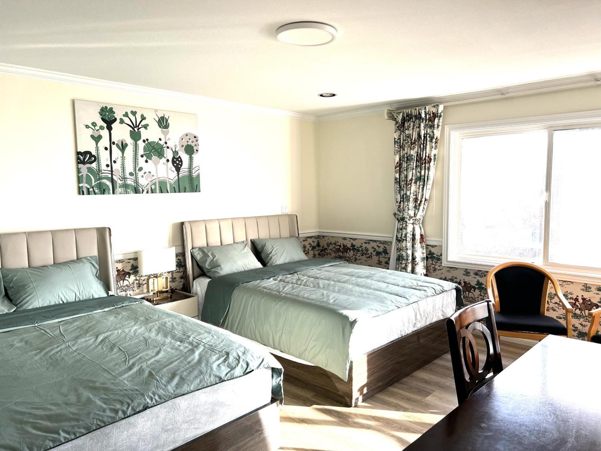 Master Bedroom With Two Queen Sized Bed Richmond Exteriör bild